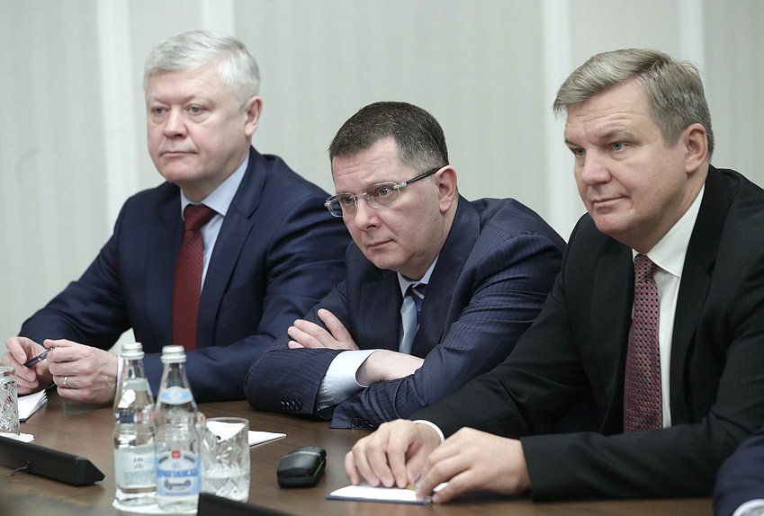 Chairman of the Committee on Security and Corruption Control Vasilii Piskarev, Chairman of the Committee on Economic Policy, Industry, Innovation, and Entrepreneurship Sergei Zhigarev and Deputy Chairman of the State Duma Igor Ananskikh