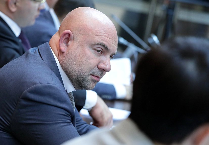 Член Комитета по экологии, природным ресурсам и охране окружающей среды Тимофей Баженов