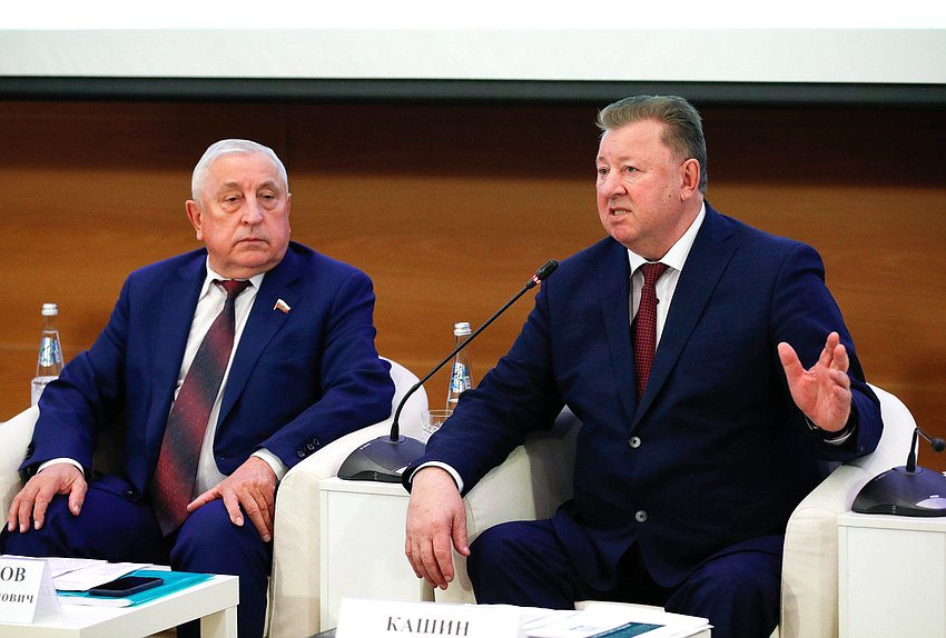 Председатель Комитета по развитию Дальнего Востока и Арктики Николай Харитонов и Председатель Комитета по аграрным вопросам Владимир Кашин
