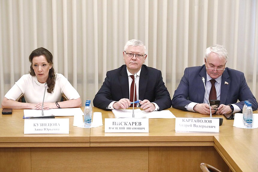 Заместитель Председателя Государственной Думы Анна Кузнецова, Председатель Комитета по безопасности и противодействию коррупции Василий Пискарев и Председатель Комитета по обороне Андрей Картаполов