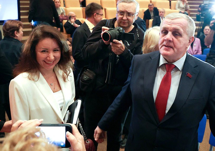 Кандидат на должность заместителя Председателя Правительства РФ – Руководителя Аппарата Правительства РФ Ирина Окладникова и Первый заместитель Председателя Комитета по труду, социальной политике и делам ветеранов Николай Коломейцев