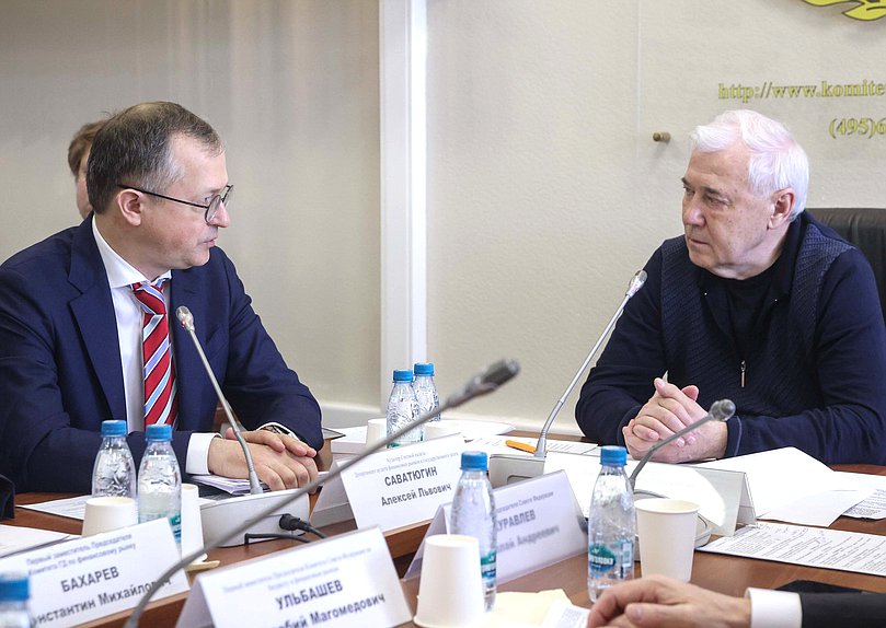 Аудитор Счетной палаты РФ Алексей Саватюгин и Председатель Комитета по финансовому рынку Анатолий Аксаков