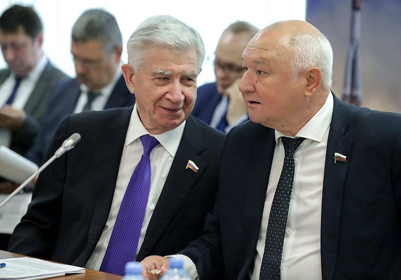 Член Комитета по экономической политике, промышленности, инновационному развитию и предпринимательству Владимир Евланов и Председатель Комитета по делам национальностей Ильдар Гильмутдинов