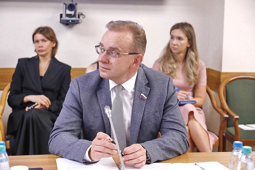 Член Комитета по охране здоровья Михаил Кизеев