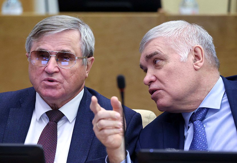 Первый заместитель Председателя Комитета по науке и высшему образованию Олег Смолин и член Комитета по труду, социальной политике и делам ветеранов Андрей Алехин