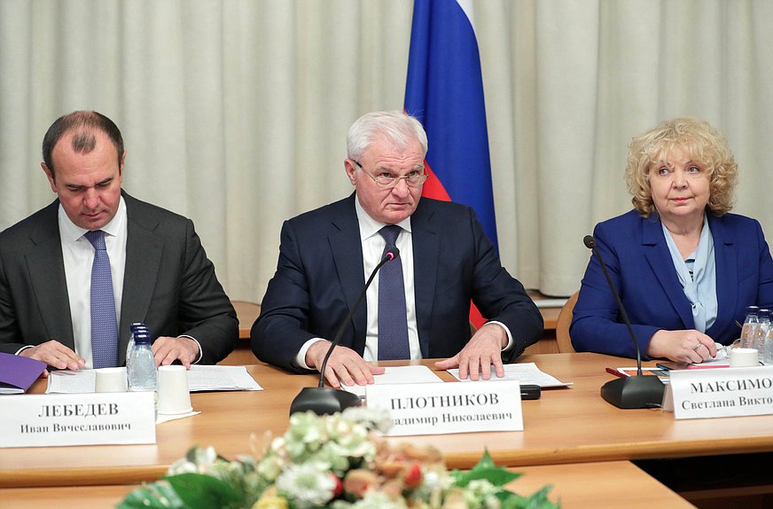 Статс-секретарь — заместитель Министра сельского хозяйства РФ Иван Лебедев, Первый заместитель Председателя Комитета по аграрным вопросам Владимир Плотников и экс-депутат Государственной Думы Светлана Максимова