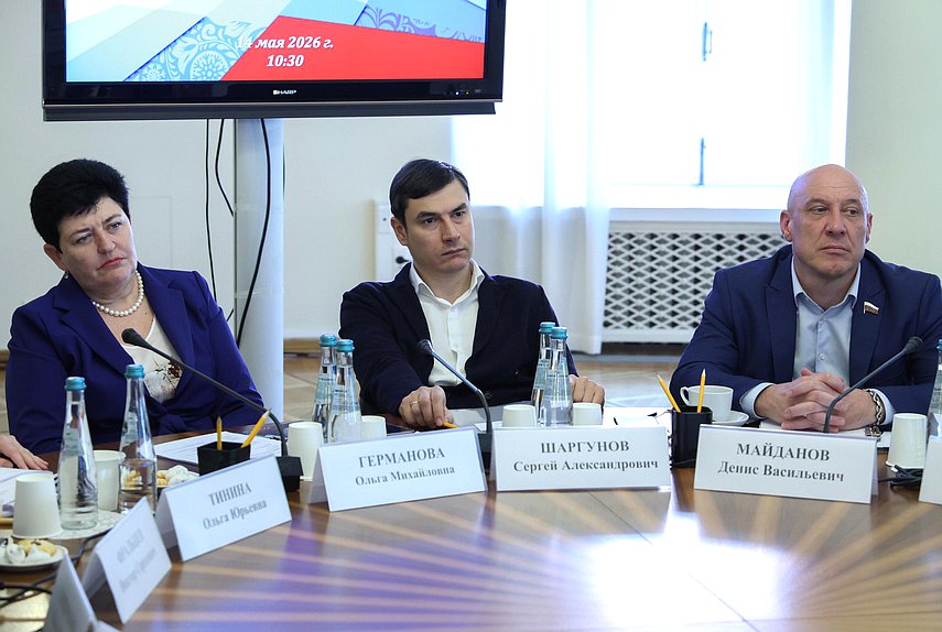 Член Комитета по культуре Ольга Германова и Первые заместители Председателя Комитета Сергей Шаргунов и Денис Майданов