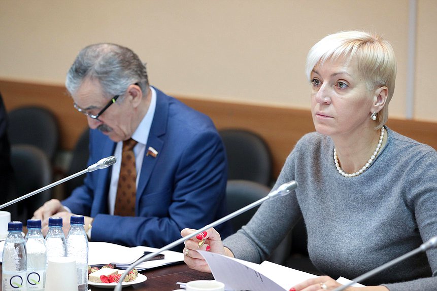 Заместители Председателя Комитета по просвещению Нурбаганд Нурбагандов и Ирина Ивенских