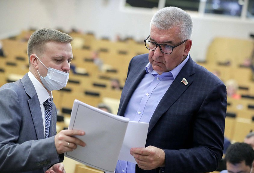 Председатель Комитета по федеративному устройству и вопросам местного самоуправления Алексей Диденко и Первый заместитель Председателя Комитета Игорь Сапко