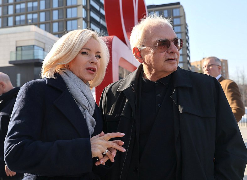 Председатель Комитета по культуре Ольга Казакова и Генеральный директор киноконцерна «Мосфильм» Карен Шахназаров