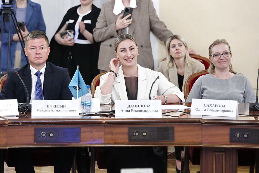 Круглый стол на тему "Вопросы регулирования психологической деятельности в России"