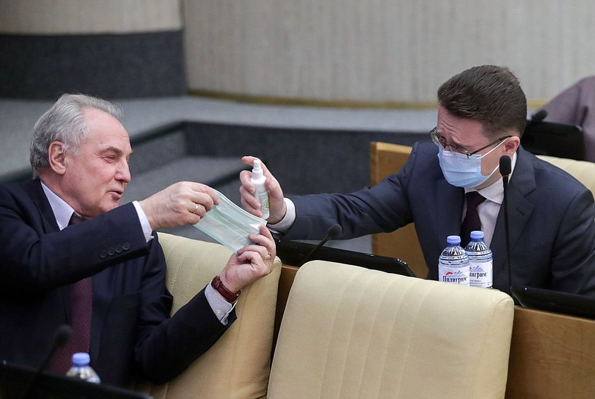 Член Комитета по безопасности и противодействию коррупции Николай Езерский и член Комитета по природным ресурсам, собственности и земельным отношениям Владимир Блоцкий