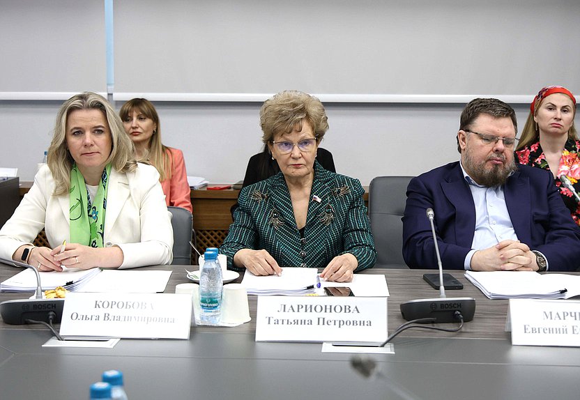 Члены Комитета по защите семьи, вопросам отцовства, материнства и детства Ольга Коробова, Татьяна Ларионова и Евгений Марченко