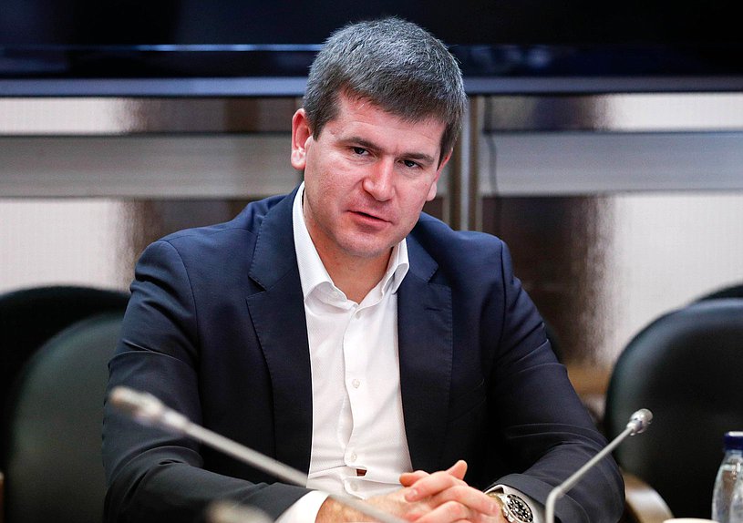 Первый заместитель Председателя Комитета по региональной политике и местному самоуправлению Геннадий Панин