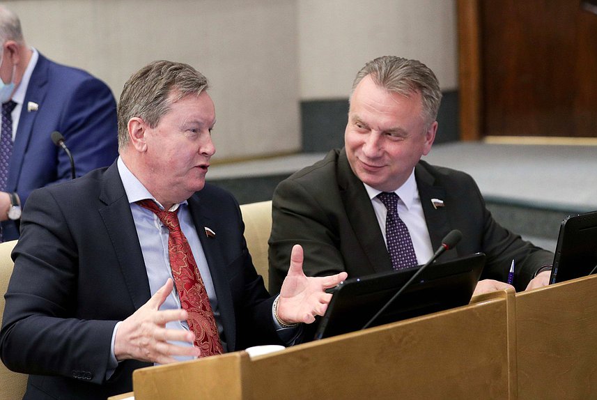 Первый заместитель Председателя Комитета по контролю и Регламенту Олег Нилов и член Комитета по природным ресурсам, собственности и земельным отношениям Сергей Крючек