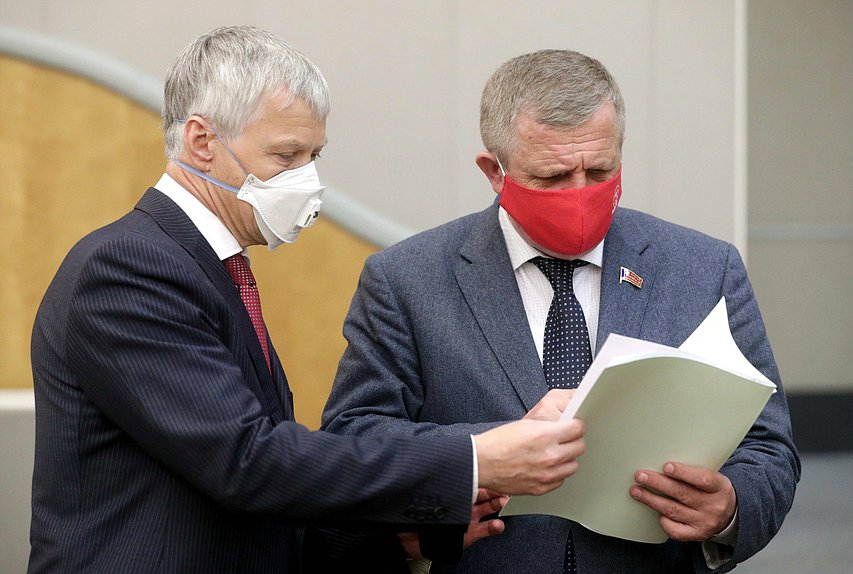 Первый заместитель Председателя Комитета по экономической политике, промышленности, инновационному развитию и предпринимательству Валерий Гартунг и Первый заместитель Председателя Комитета по труду, социальной политике и делам ветеранов Николай Коломейцев