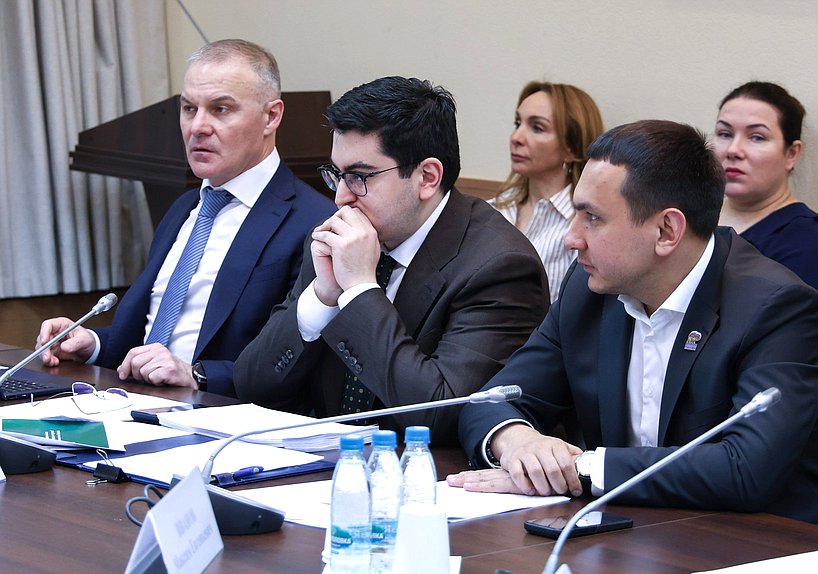 Заместители Председателя Комитета по экологии, природным ресурсам и охране окружающей среды Александр Коган и Георгий Арапов и член Комитета Максим Иванов