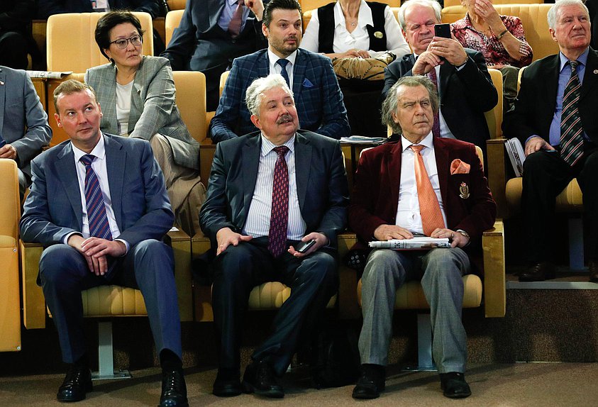 Зять Геннадия Селезнева Андрей Андреев, Председатель президиума Фонда содействия защите прав и законных интересов граждан за рубежом «Русский Мир» Сергей Бабурин и художник Александр Шилов