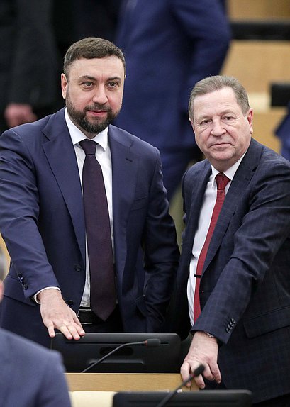 Первый заместитель Председателя Комитета по делам национальностей Шамсаил Саралиев и заместитель Председателя Комитета по природным ресурсам, собственности и земельным отношениям Михаил Кузьмин
