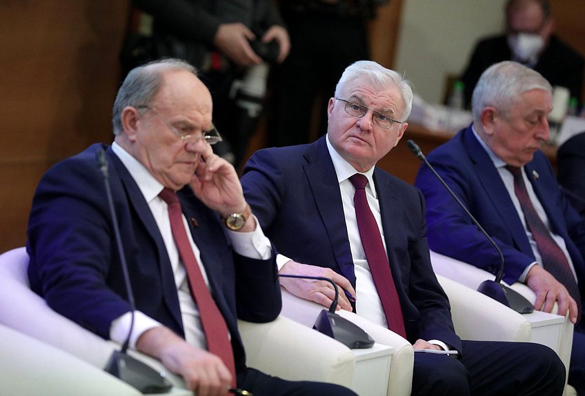 Руководитель фракции КПРФ Геннадий Зюганов и Первый заместитель Председателя Комитета по аграрным вопросам Владимир Плотников
