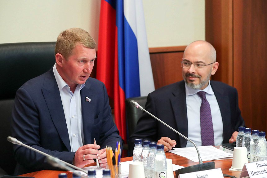 Член Комитета по промышленности и торговле Алексей Канаев и заместитель Председателя Комитета по вопросам собственности, земельным и имущественным отношениям Николай Николаев