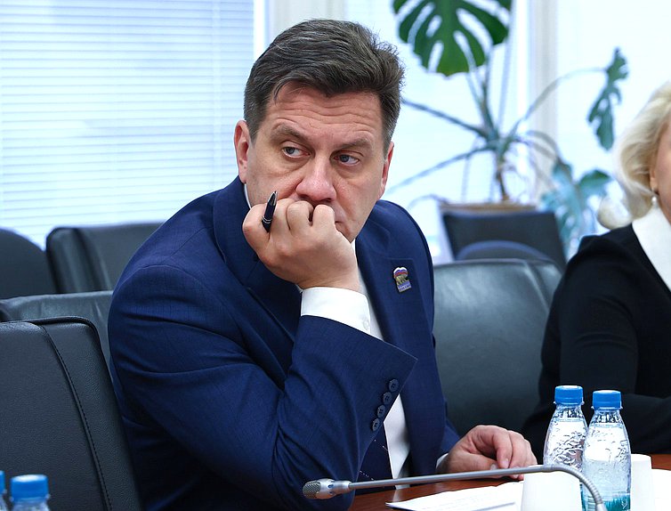 Член Комитета по науке и высшему образованию Илья Леонтьев