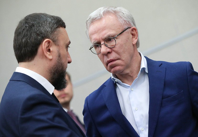 Первый заместитель Председателя Комитета по международным делам Шамсаил Саралиев и Первый заместитель Председателя Комитета по экологии, природным ресурсам и охране окружающей среды Вячеслав Фетисов