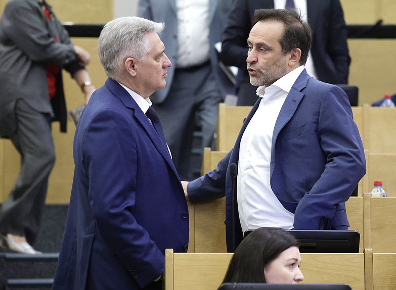 Заместитель Председателя Комитета по финансовому рынку Аркадий Свистунов и Первый заместитель Председателя Комитета по физической культуре и спорту Дмитрий Свищев