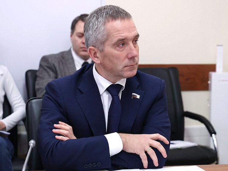 Первый заместитель Председателя Комитета по науке и высшему образованию Олег Леонов