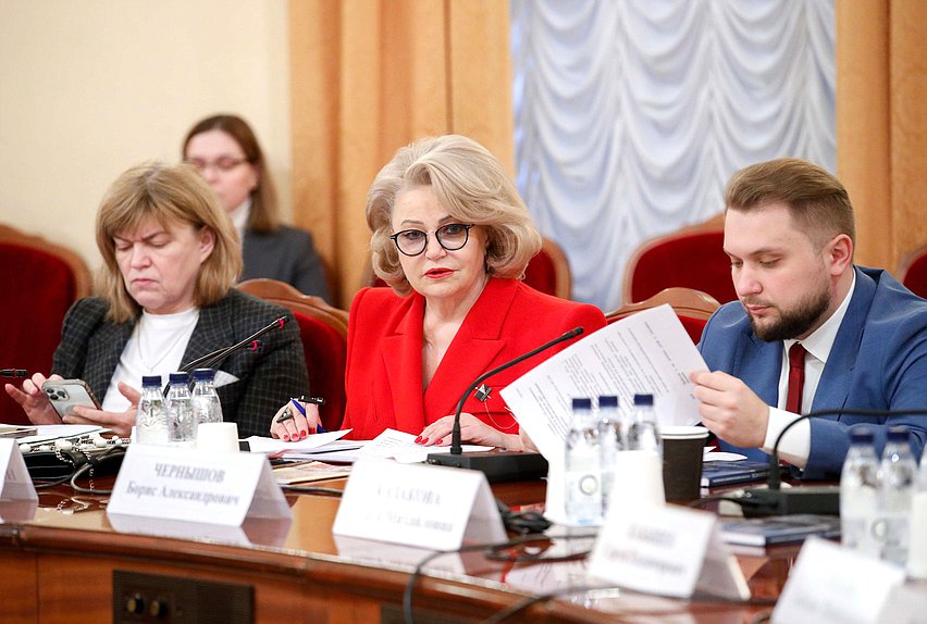 Председатель Комитета по вопросам семьи, женщин и детей Нина Останина и заместитель Председателя Государственной Думы Борис Чернышов