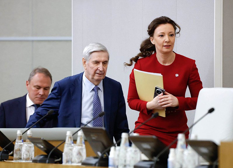 Первый заместитель Председателя Государственной Думы Иван Мельников и заместители Председателя Государственной Думы Петр Толстой и Анна Кузнецова