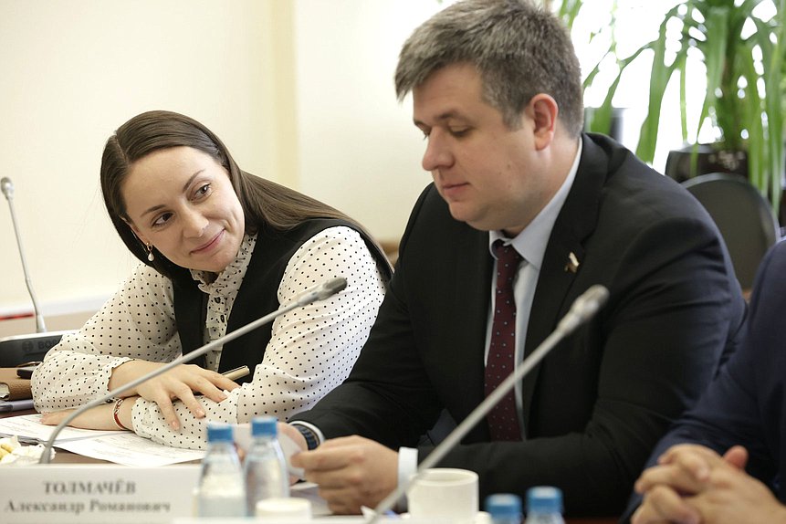 Заместители Председателя Комитета по молодежной политике Юлия Саранова и Александр Толмачёв