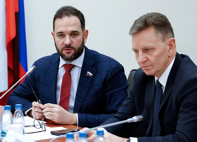 Первые заместители Председателя Комитета по науке и высшему образованию Александр Мажуга и Владимир Сипягин