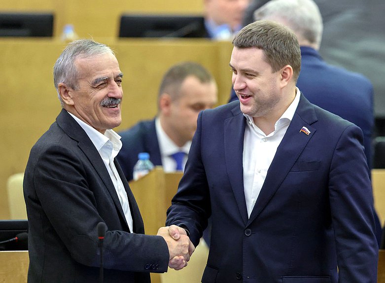 Заместитель Председателя Комитета по просвещению Нурбаганд Нурбагандов и Первый заместитель Председателя Комитета по развитию гражданского общества, вопросам общественных и религиозных объединений Артем Бичаев