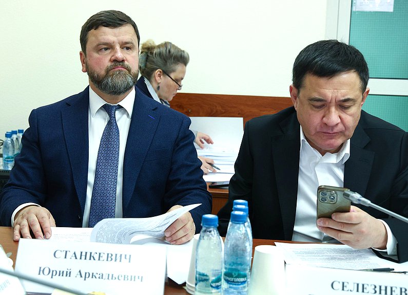 Члены Комитета по энергетике Юрий Станкевич и Валерий Селезнев