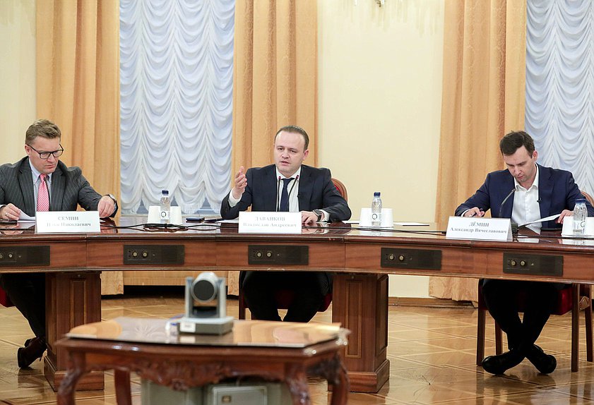 Заместитель Председателя Государственной Думы Владислав Даванков и Председатель Комитета по малому и среднему предпринимательству Александр Демин