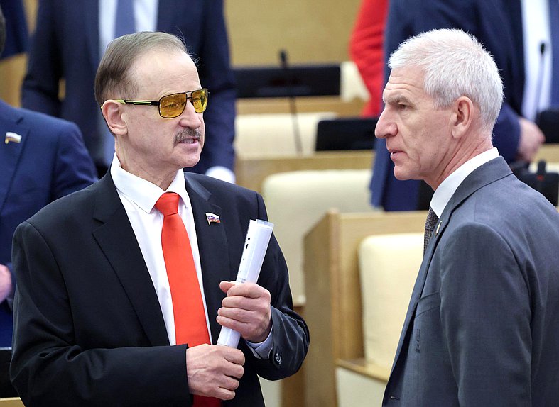 Член Комитета по транспорту и развитию транспортной инфраструктуры Сергей Веремеенко и Председатель Комитета по физической культуре и спорту Олег Матыцин