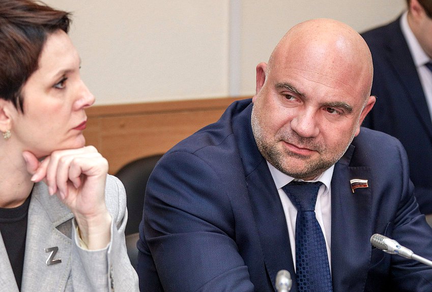 Член Комитета по экологии, природным ресурсам и охране окружающей среды Тимофей Баженов