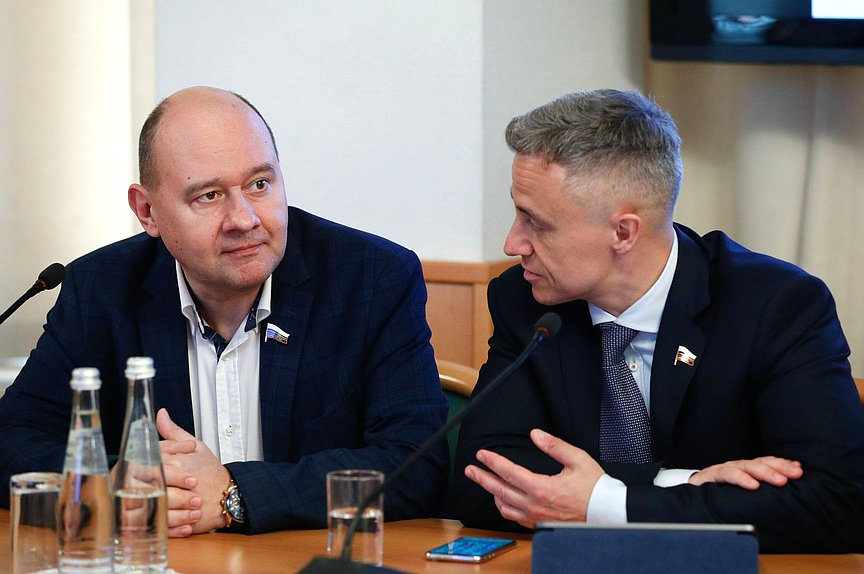 Заместители Председателя Комитета по вопросам собственности, земельным и имущественным отношениям Владимир Самокиш и Олег Леонов