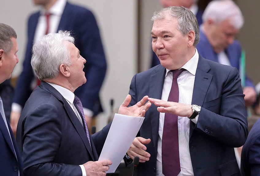 Председатель Комитета по транспорту и развитию транспортной инфраструктуры Евгений Москвичев и Председатель Комитета по делам СНГ, евразийской интеграции и связям с соотечественниками Леонид Калашников
