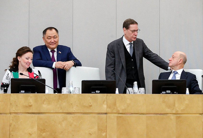 Первый заместитель Председателя Государственной Думы Александр Жуков и заместители Председателя Государственной Думы Анна Кузнецова, Шолбан Кара-оол и Александр Бабаков