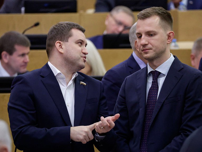 Первый заместитель Председателя Комитета по развитию гражданского общества, вопросам общественных и религиозных объединений Артем Бичаев и Председатель Комитета по молодежной политике Артем Метелев