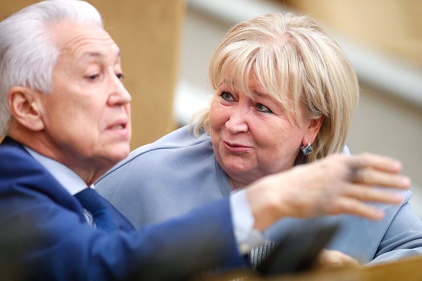 Руководитель фракции «Единая Россия» Владимир Васильев и заместитель Председателя Комитета по вопросам семьи, женщин и детей Елена Вторыгина