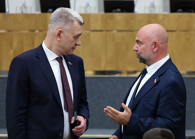 Председатель Комитета по делам национальностей Владимир Иванов и член Комитета по экологии, природным ресурсам и охране окружающей среды Тимофей Баженов