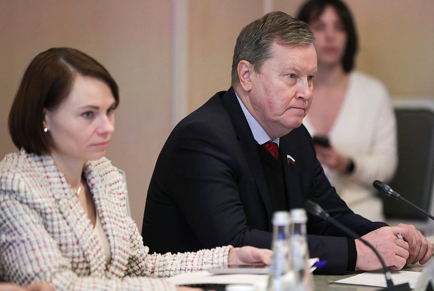 Первый заместитель Председателя Комитета по аграрным вопросам Олег Нилов и заместитель Председателя Комитета Юлия Оглоблина