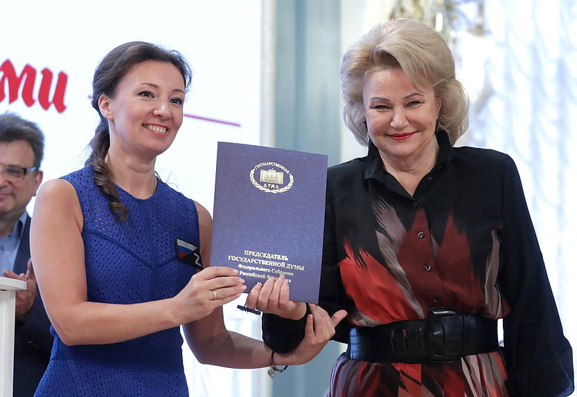 Заместитель Председателя Государственной Думы Анна Кузнецова и Председатель Комитета по вопросам семьи, женщин и детей Нина Останина