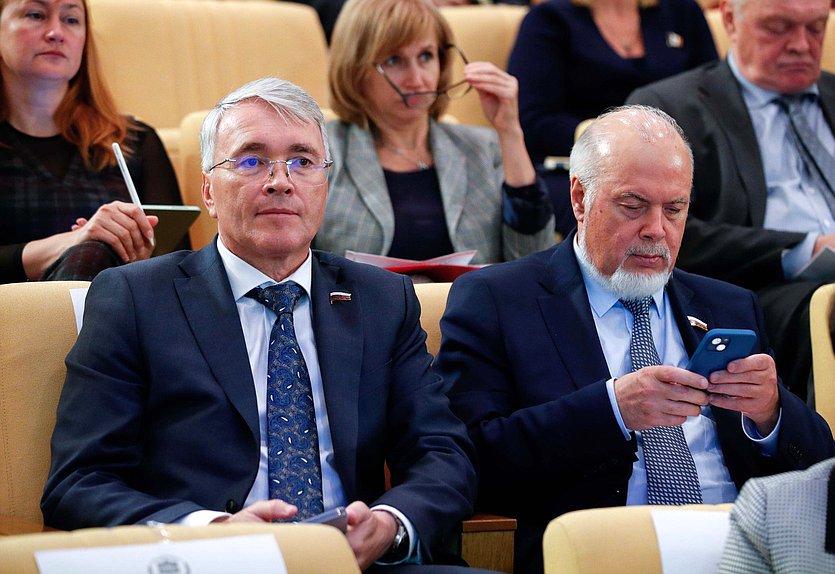 Член Комитета по экономической политике Эдуард Кузнецов и заместитель Председателя Комитета по развитию гражданского общества, вопросам общественных и религиозных объединений Сергей Обухов