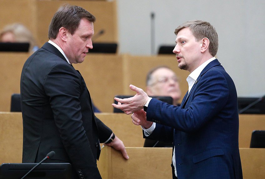 Председатель Комитета по строительству и ЖКХ Сергей Пахомов и член Комитета по промышленности и торговле Владимир Плякин