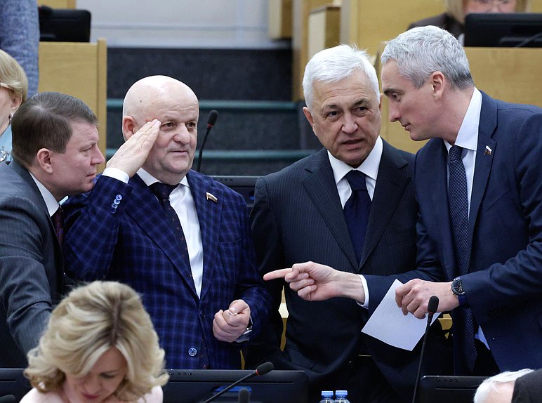 Член Комитета по транспорту и развитию транспортной инфраструктуры Сергей Еремин, член Комитета по безопасности и противодействию коррупции Абдулхаким Гаджиев, член Комитета по экологии, природным ресурсам и охране окружающей среды Азат Ягафаров и заместитель Председателя Комитета по охране здоровья Евгений Нифантьев