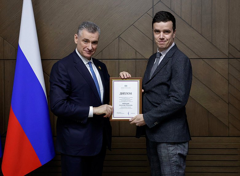 Руководитель фракции ЛДПР Леонид Слуцкий и временно исполняющий обязанности руководителя Управления по взаимодействию с органами государственной власти телеканала RT Александр Морозов